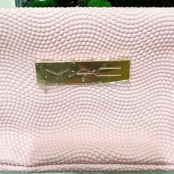 🎁 FREE GIFT INCLUDED 🎁 NWOT MAC Make Up Cosmetics Case - Picture 3 of 6